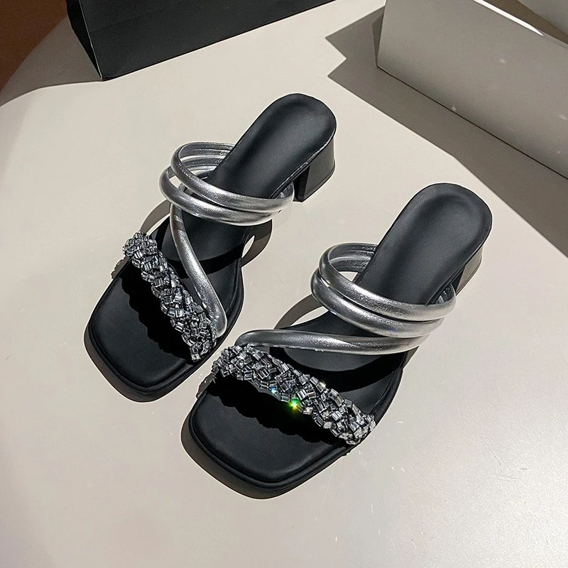 

Модные и универсальные сандалии и тапочки. Летние сандалии с ремешком со стразами. Верхняя одежда. Сандалии на платформе и платформе.