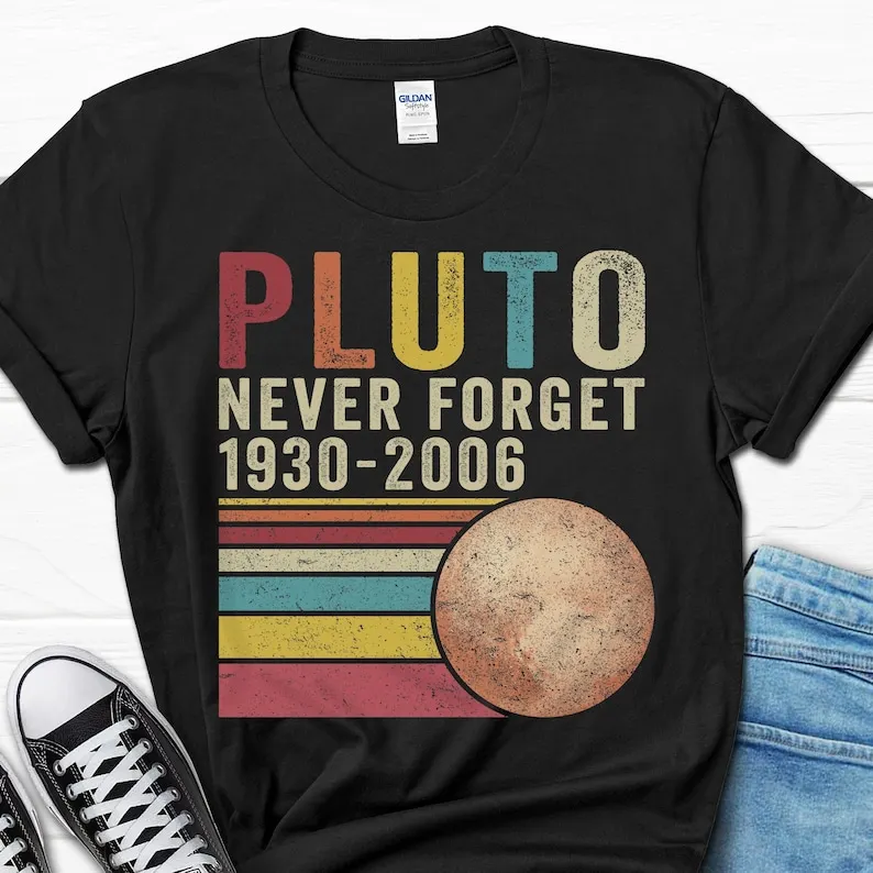 Pluto Never Forget Retro Style T-shirt Funny Dwarf Planet Tee Outer Space Gift for Men and Women Vintage Solar System