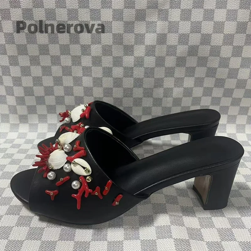 

Черные женские тапочки с жемчугом и ракушками, белые, красные кожаные сандалии, летние повседневные римские туфли с открытым носком на массивном каблуке
