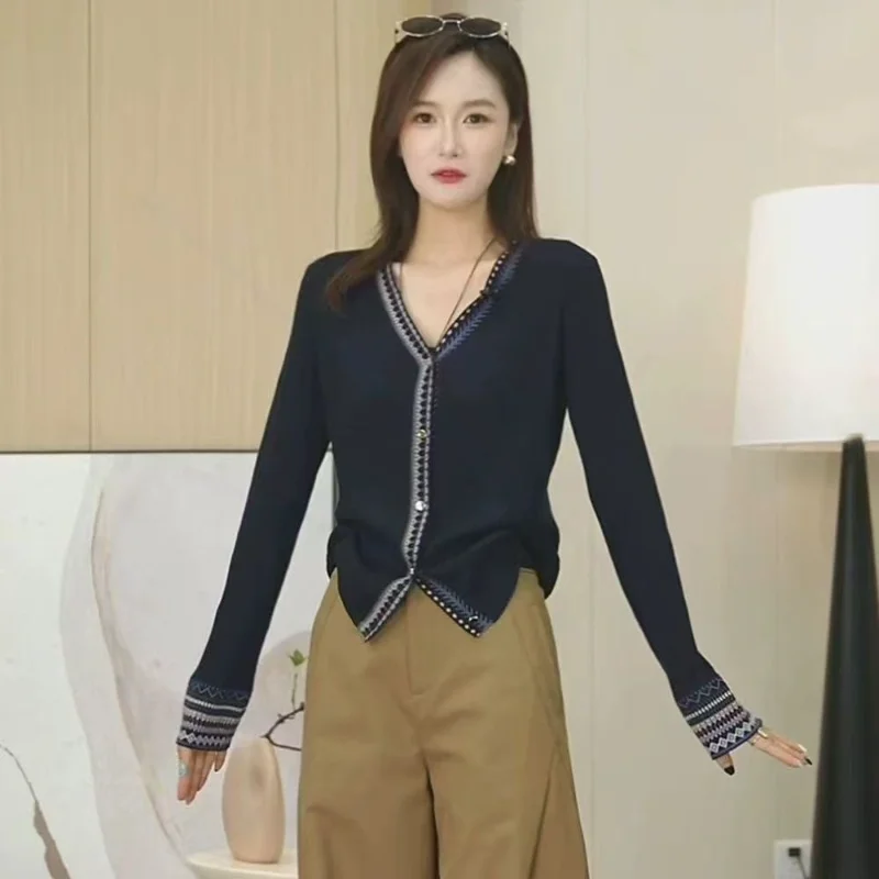 

High-end Color-blocked Striped V-neck Single-breasted Long-sleeved Knitted Cardigan New Slimming Top