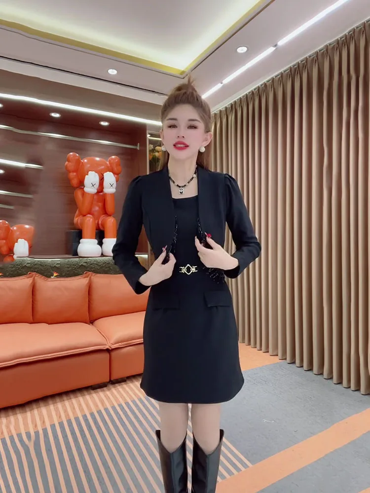 

Модный женский осенний костюм 2021, универсальный пиджак с кисточками, утягивающее талию, платье-бретелька, комплект из двух предметов