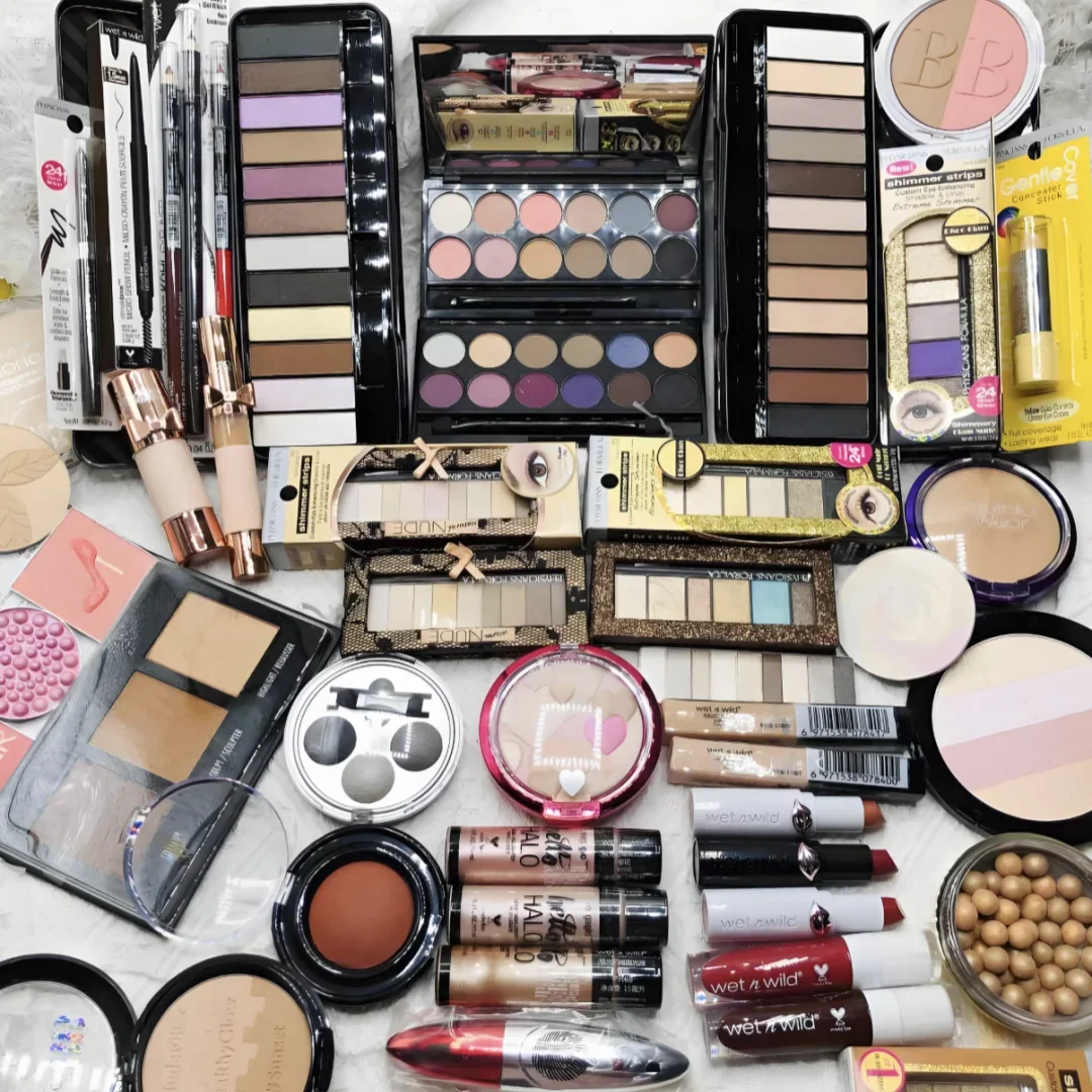 10点入りメイクアップセットキット、口紅、アイシャドウ、アイライナー、マスカラ、アイブロウペンシル、コンシーラー、チークが入るかも