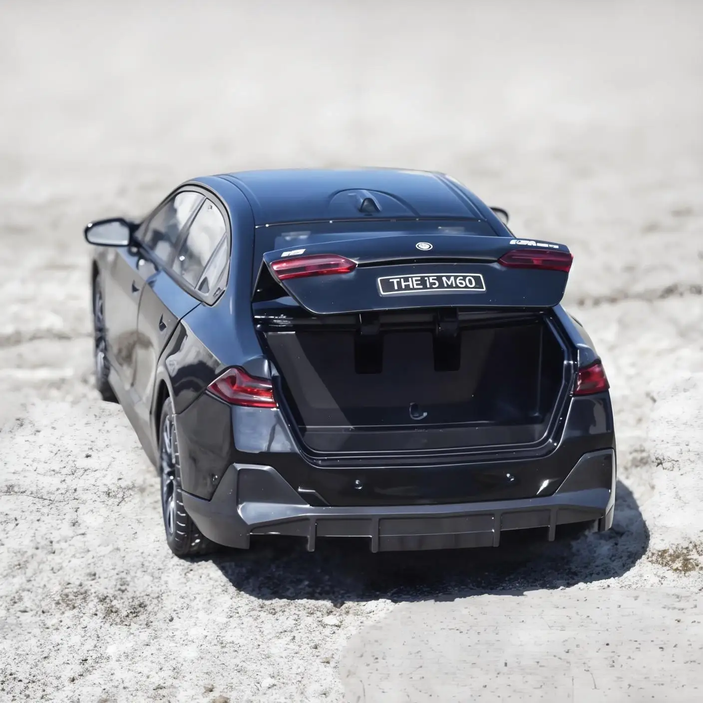 Модель литая из металлического сплава в масштабе 1:24 для BMW I5 M60 Xdrive, модель автомобиля со звуком и фото, уличная коллекция, хобби,