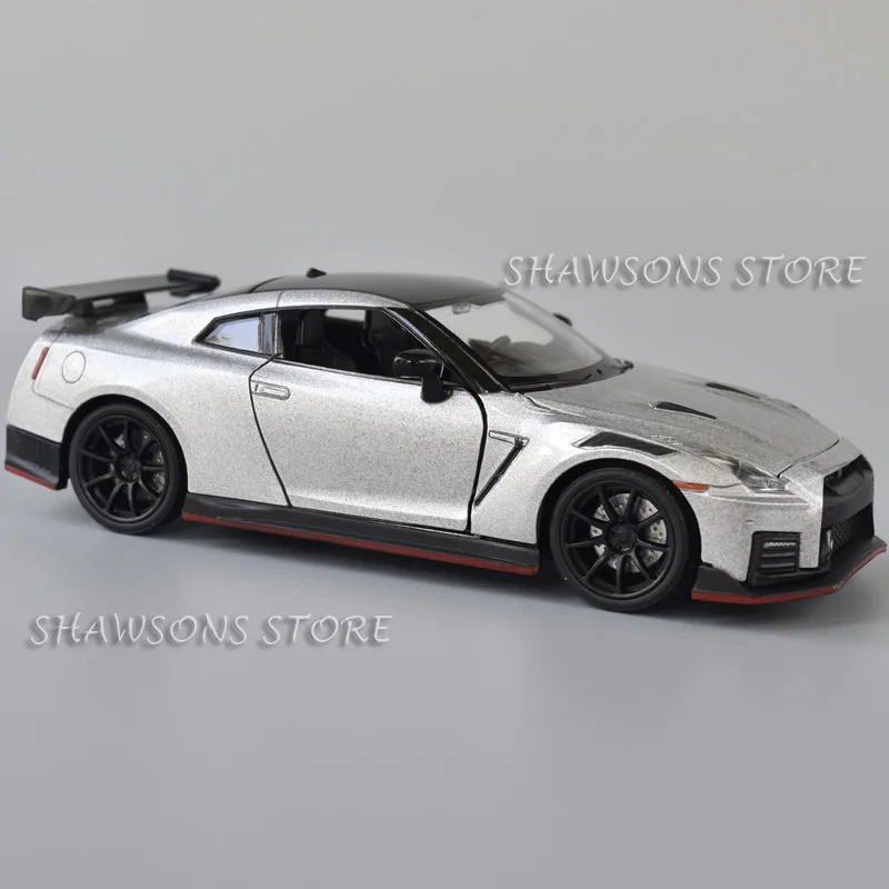 1:32 Scale Diecast Car Model Nissan GT-R Miniature Replica Pull Back Toy With Sound & Lights