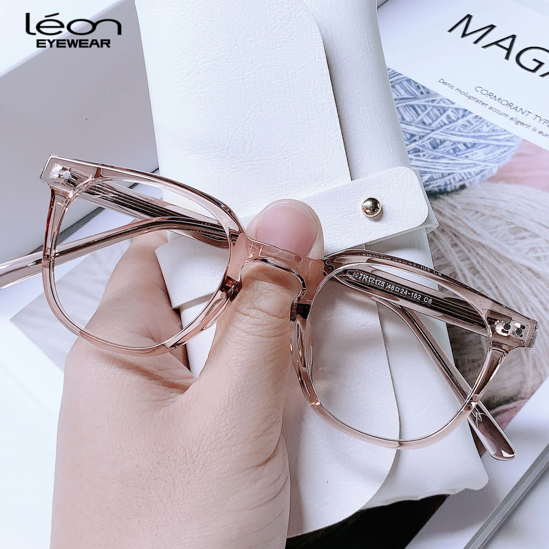 

The new men's TR90 Internet celebrity anti-blue light glasses are fashionable and simple plain face frame for women to wear