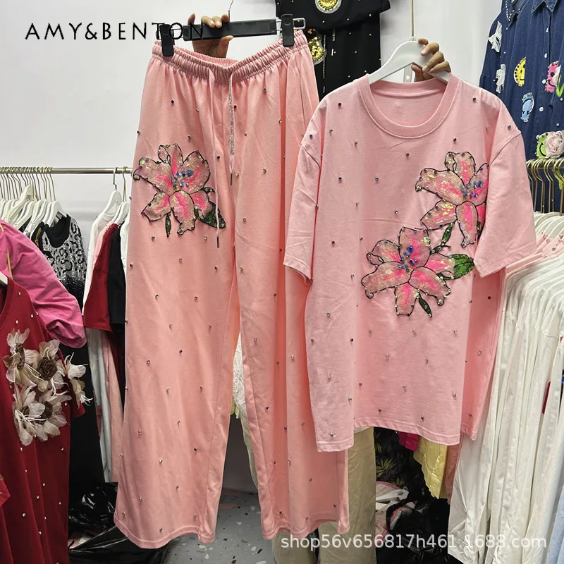 

Костюм из двух предметов: женская футболка свободного кроя с короткими рукавами, украшенная пайетками и 3D-цветами, и длинные брюки. Стиль: кавайи.