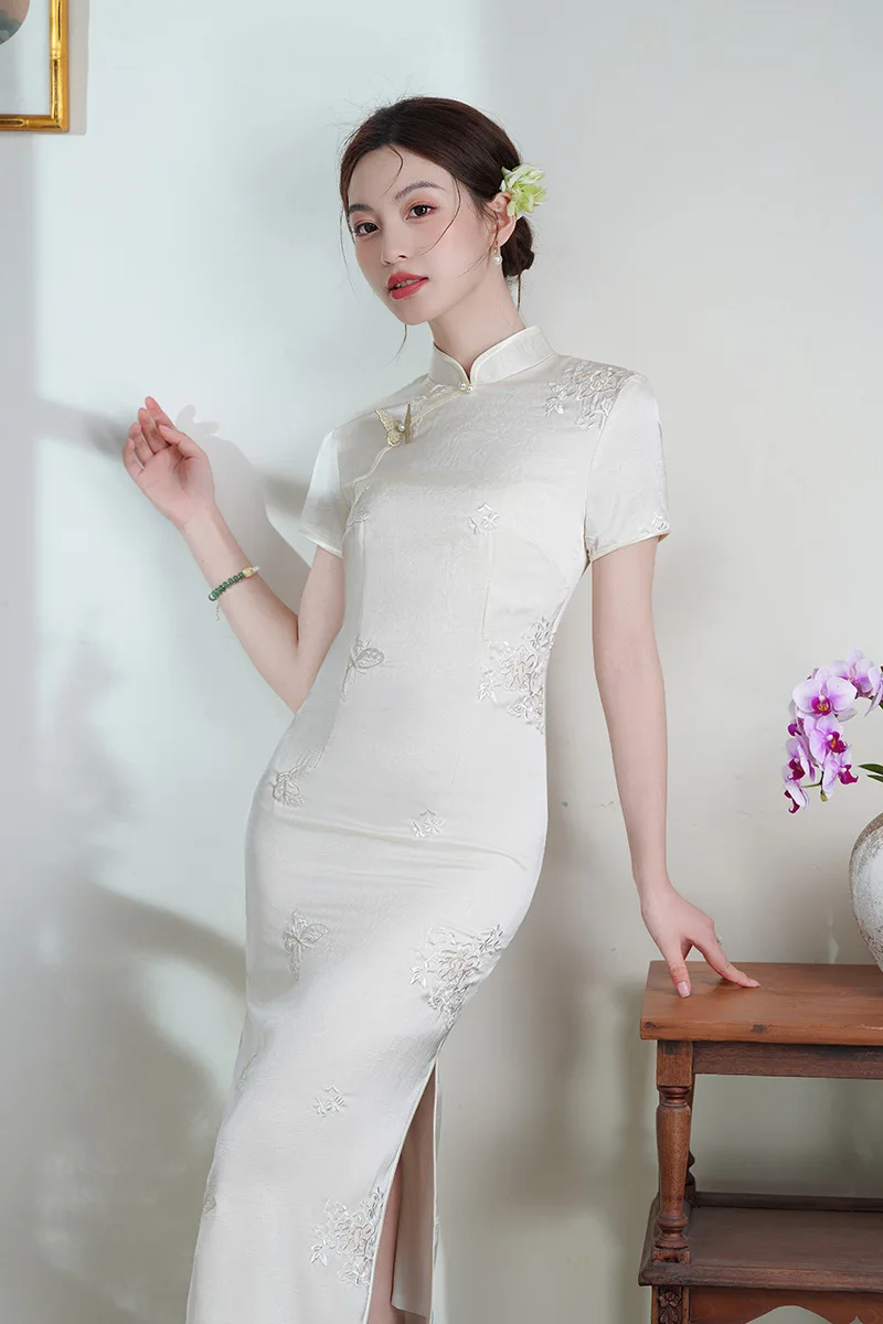 

Новый китайский стиль, улучшенный молодой стиль, длинное платье Cheongsam, лето 2025, новое жаккардовое платье Ципао с вышивкой в стиле ретро