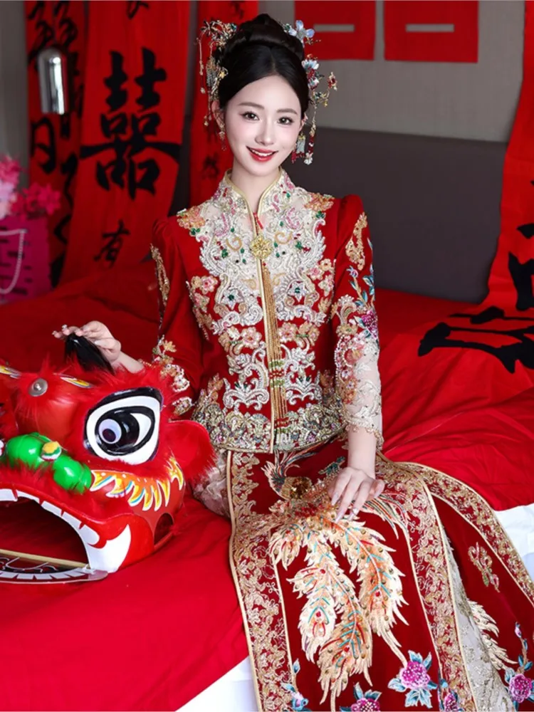 

A new style of red Chinese-style wedding dress for featuring phoenix crown and rosy veil