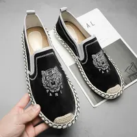 New Men Casual Loafers Classic Comfort Embroidered Tiger Shoes Letter Printing Slip on Footwear Male Soft Sole Sole Shoes