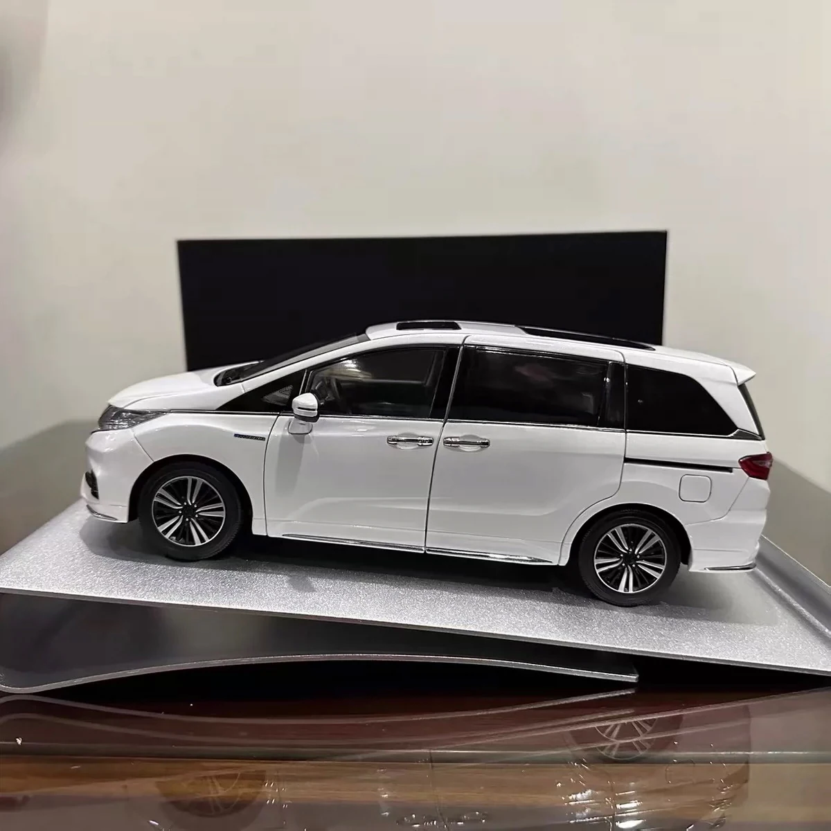 Odyses Alloy Miniatures,SPORT HYBRID,Metal Die-cast,Adult Gift,Collection Display,Desktop Ornaments,Car Model,white,2019,1: 18