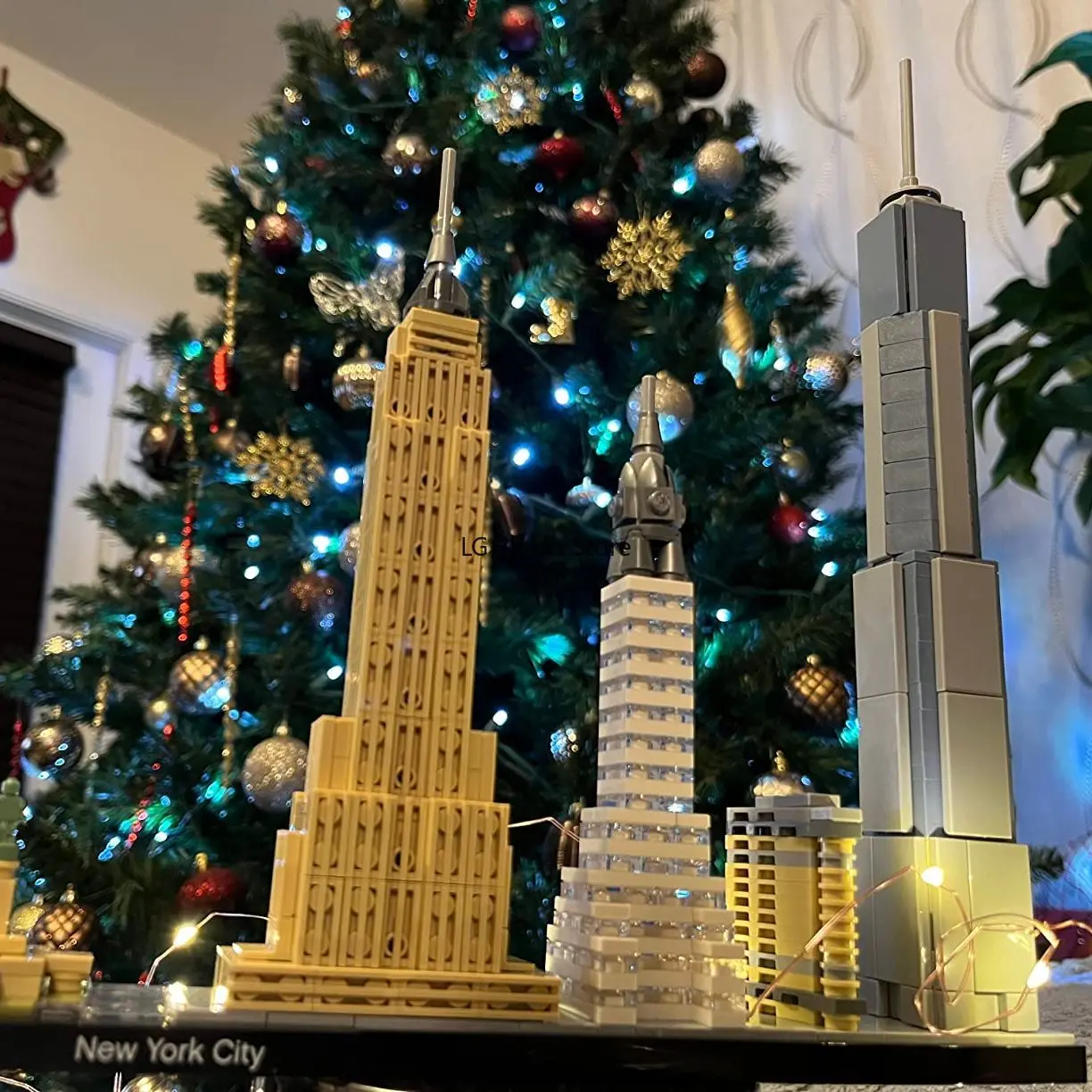 LEGO Architecture New York City USA Skyline 21028 Build It Yourself Model Kit for Adults Kids 12+ Home Decor Gift (598 Pieces)