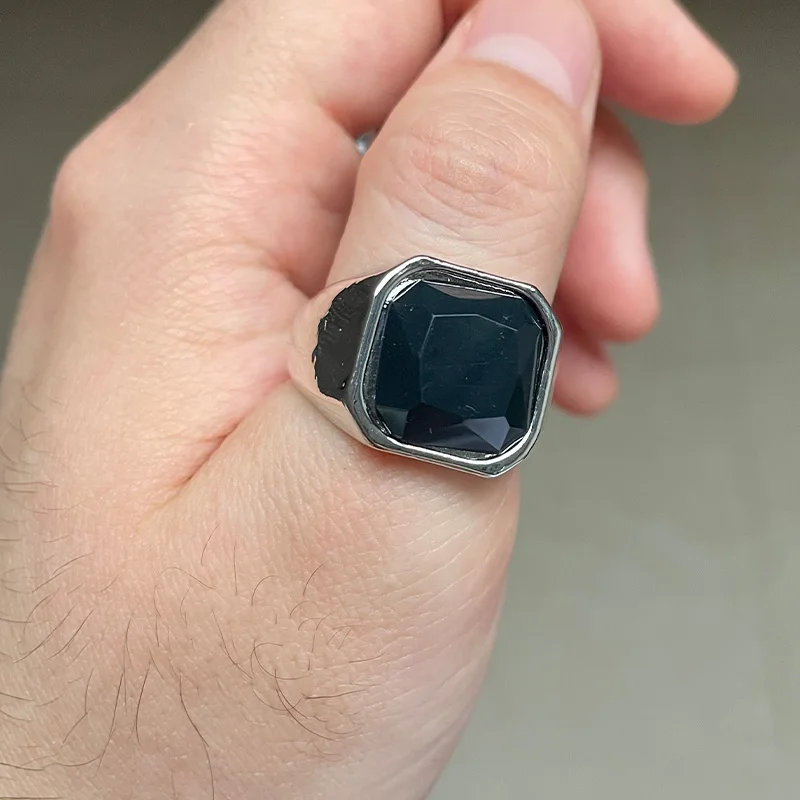 Cincin Onyx kaca hitam Retro untuk pria, perhiasan buatan tangan cincin desainer mode klasik logam paduan, aksesori Hiphop batu hadiah uniseks