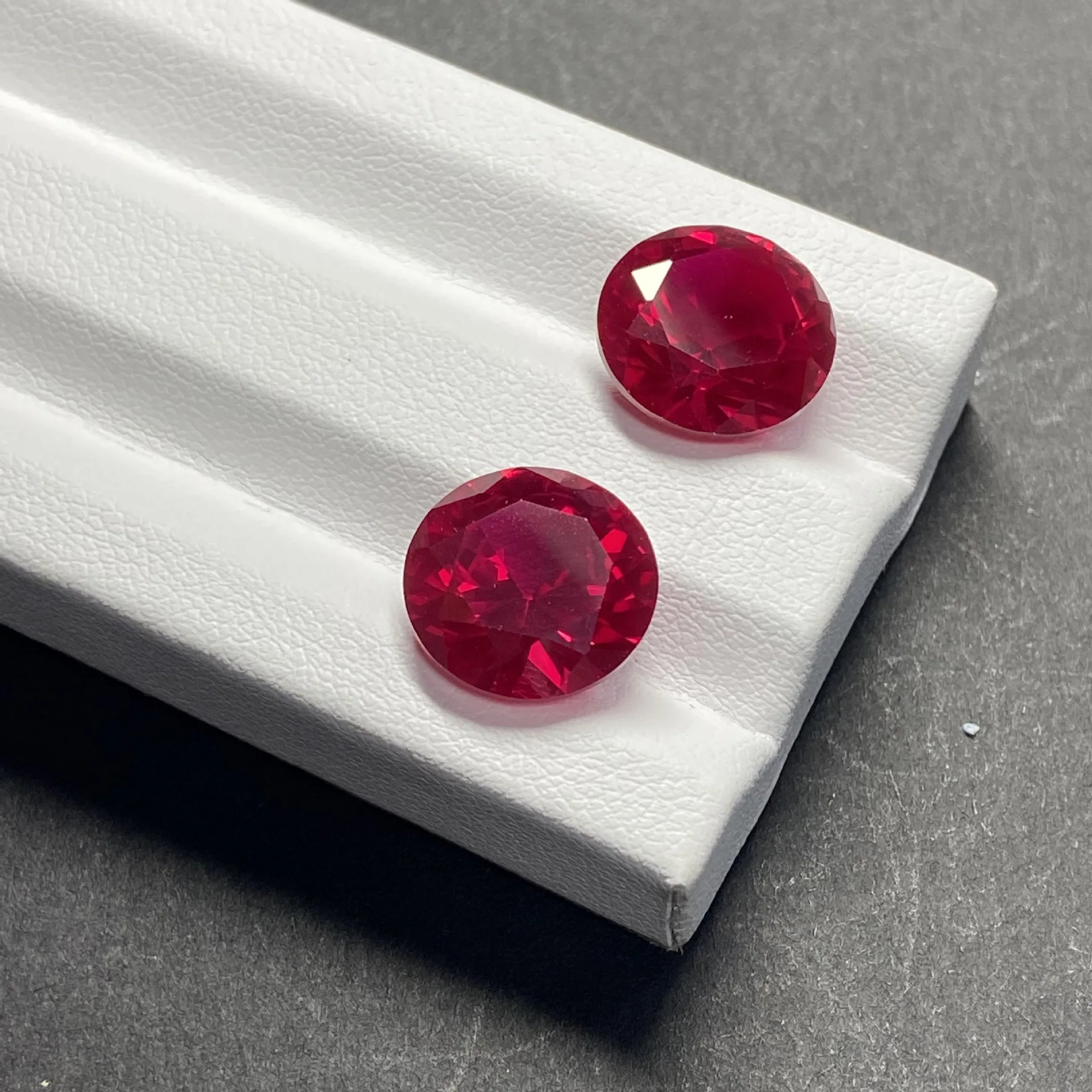 Hübscher großer Rubin-Edelstein, rund geschliffen, 15,0 mm/20,0 mm/25,0 mm, UV-Test bestanden, für die Schmuckherstellung/Sammlung, Edelstein mit Mohs-Härte – Detail 2