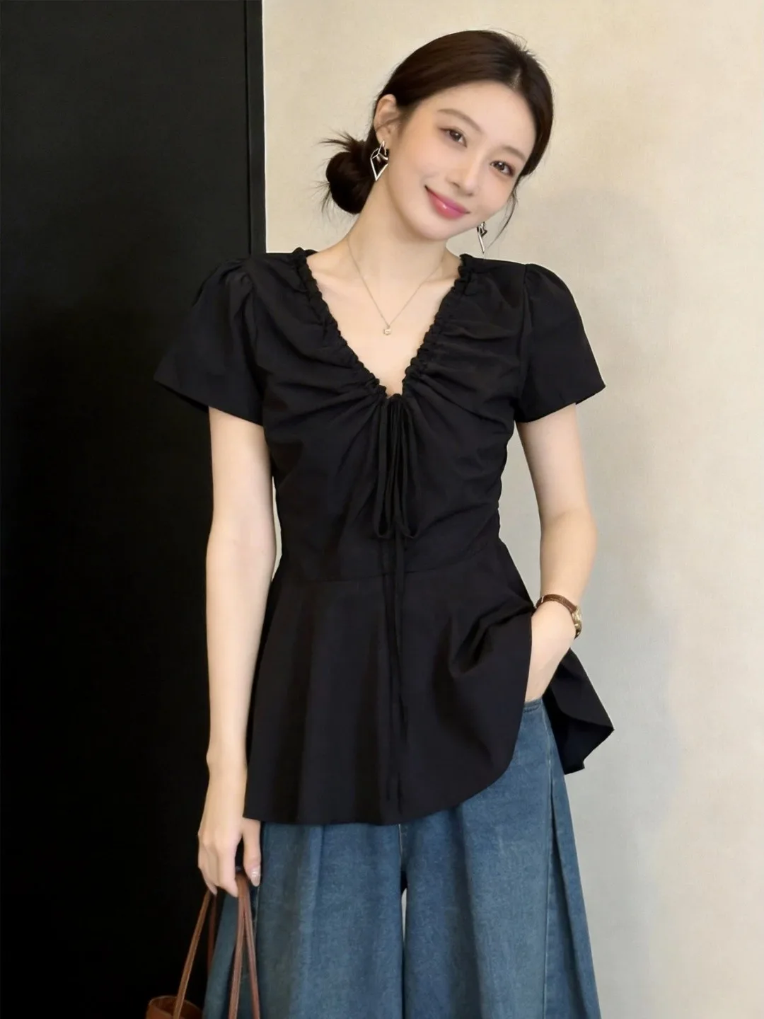 

Summer 2026 Fashionable plus Size Women's Shirt V-Neck Pleated Belted Casual Style Skin-Friendly Breathable Slimming Top