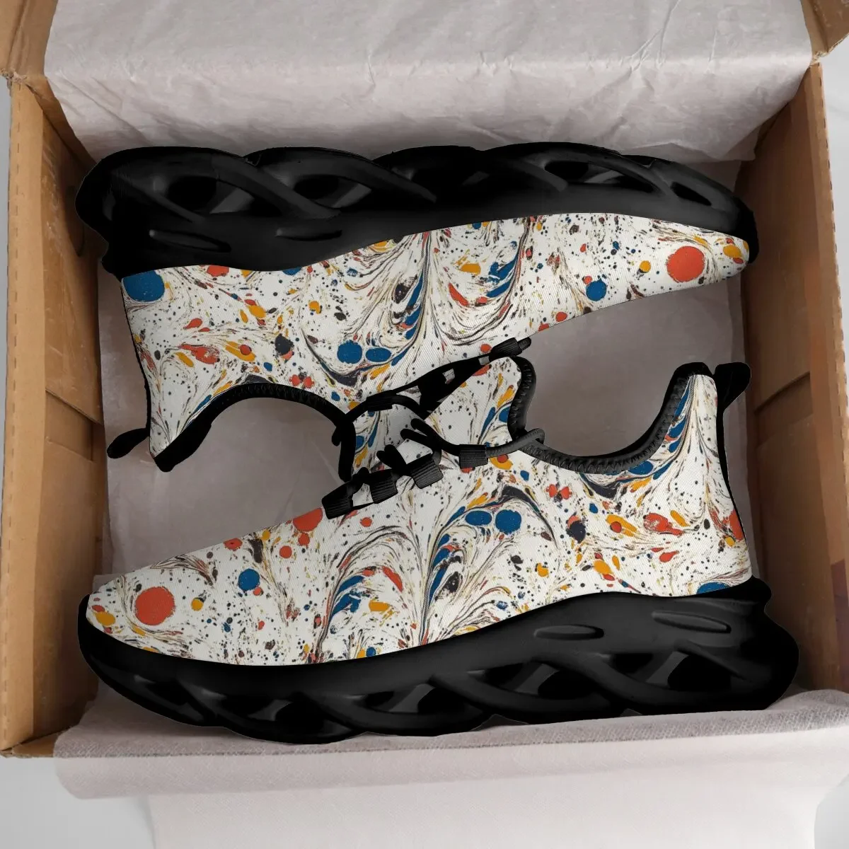 

Детская обувь для родителей и детей. Повседневная спортивная обувь на плоской подошве с индивидуальным принтом и цветными блоками пламени в горошек.