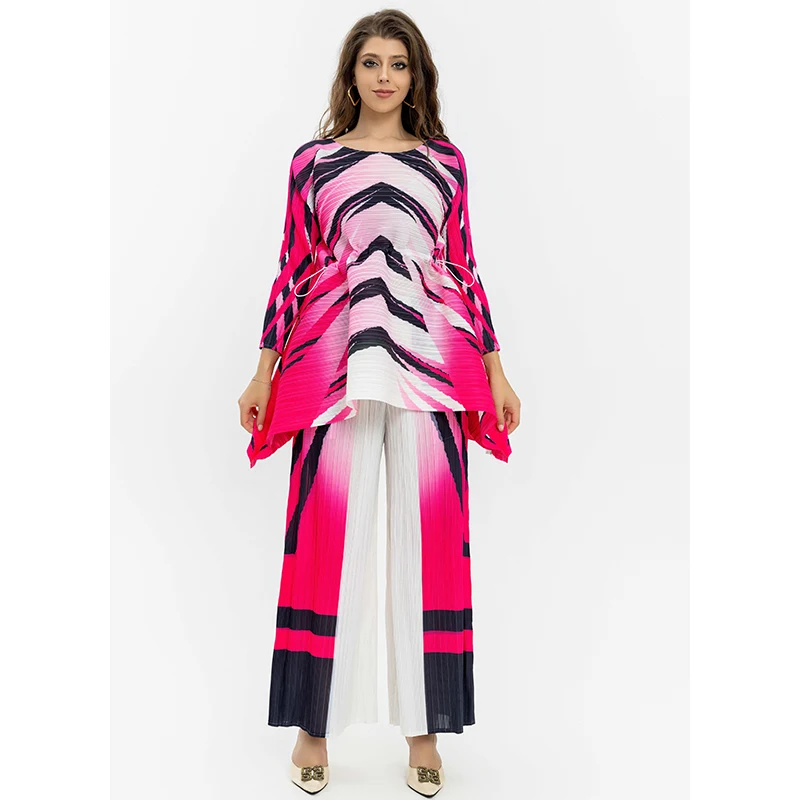 

Miyake pleated printed large size suit is fashionable and loose for waist style in spring and summer 2023.