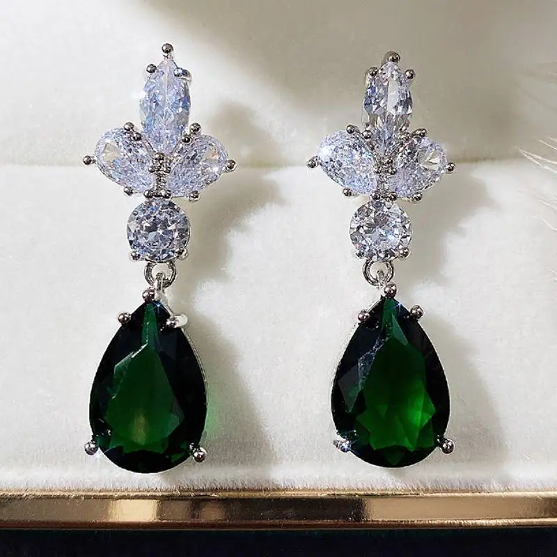 Huitan Elegante Damen-Ohrhänger mit glänzendem weiß/grünem CZ, vielseitiges Party-Accessoire für Damen, stilvoller Hochzeitsschmuck