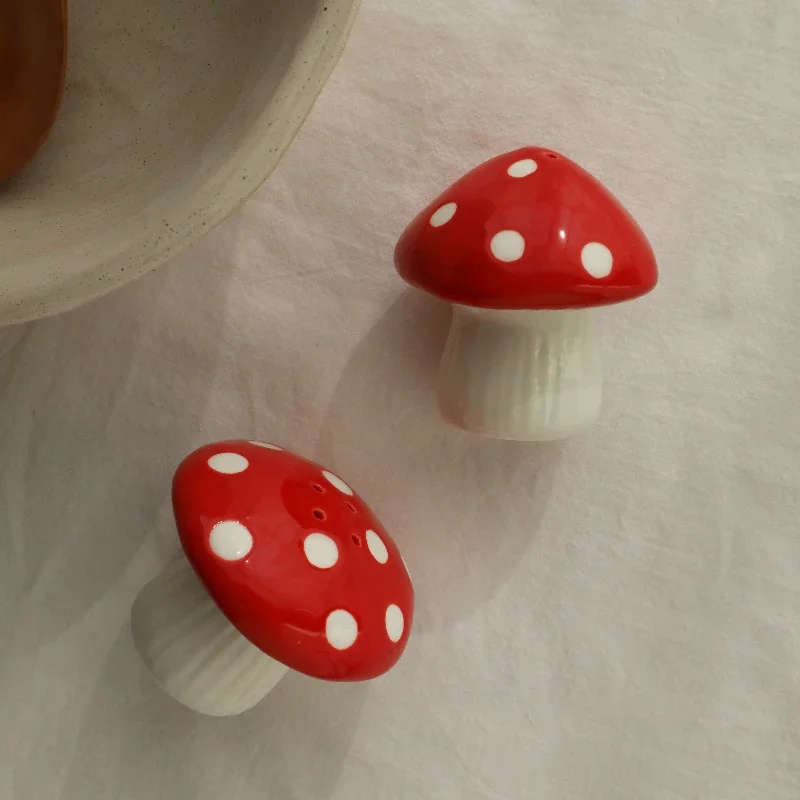 Cute hand-painted ceramic mushroom seasoning jar,pepper bottle,seasoning dispenser,suitable for home and gift,kitchen decoration