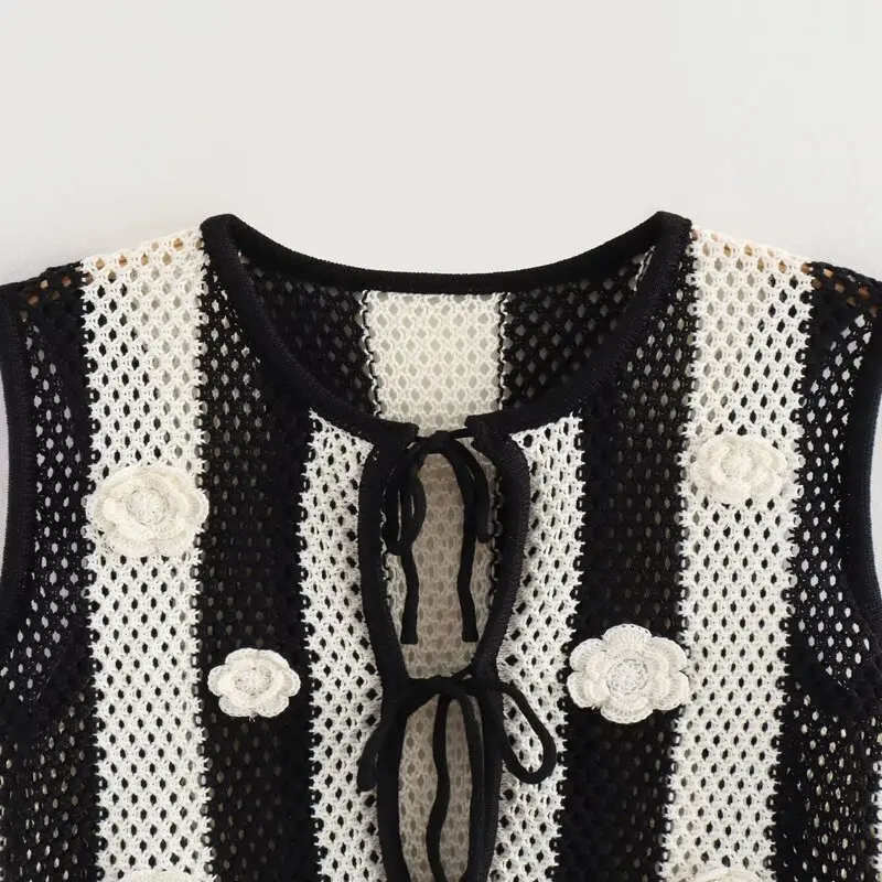 2024 ฤดูใบไม้ร่วงใหม่ผู้หญิงความรู้สึกการออกแบบสีดำสีขาวประกบงานปักทำด้วยมือถักเสื้อกั๊กแฟชั่นเดินทางสลี สเวล