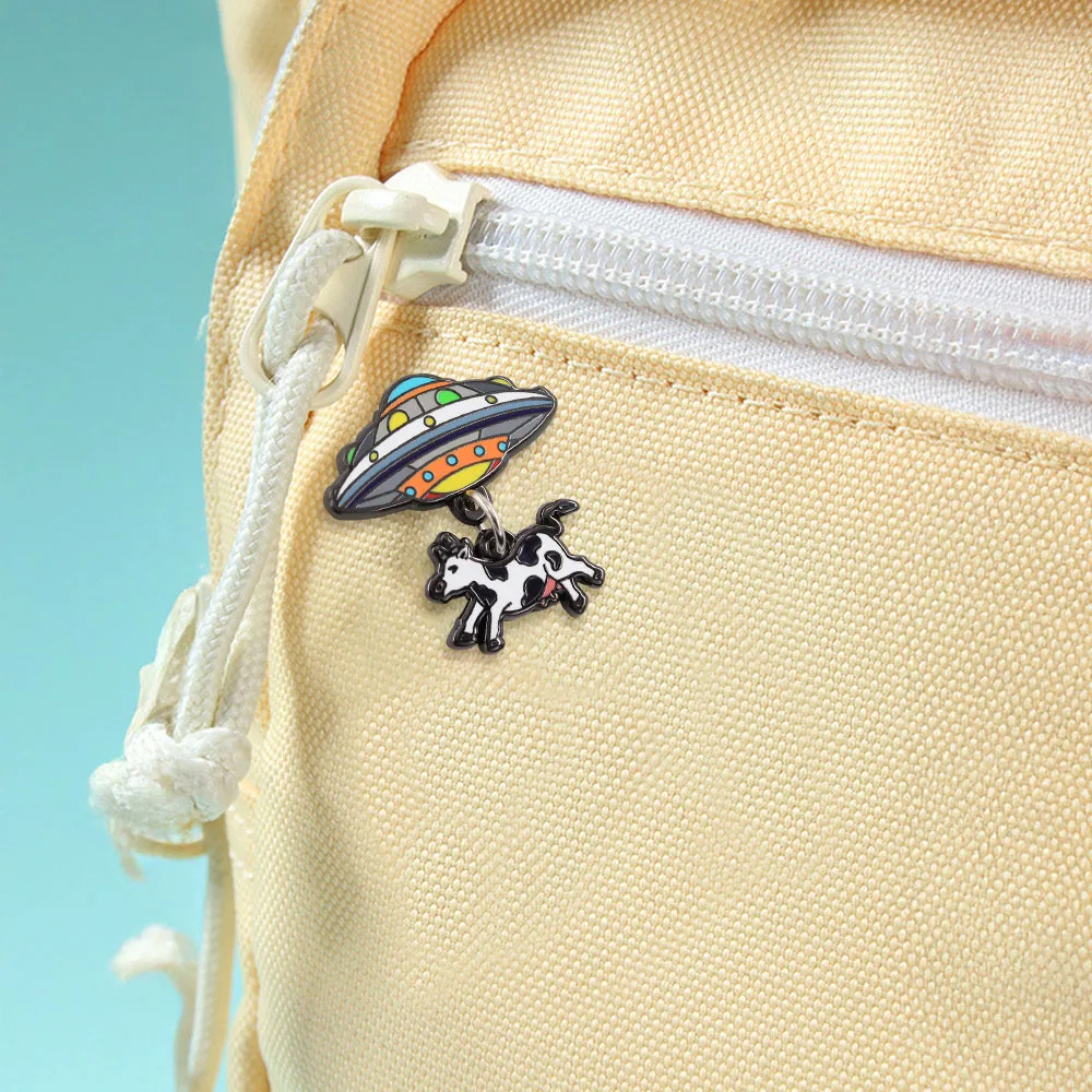 Lustige UFO-Entführungs-Kuh-Brosche, Monster-Raumschiff, Kuh-Fang-Abzeichen, Science-Fiction-Stil, Anhänger, Emaille-Pin, Kleidungsaccessoire – Detail 7