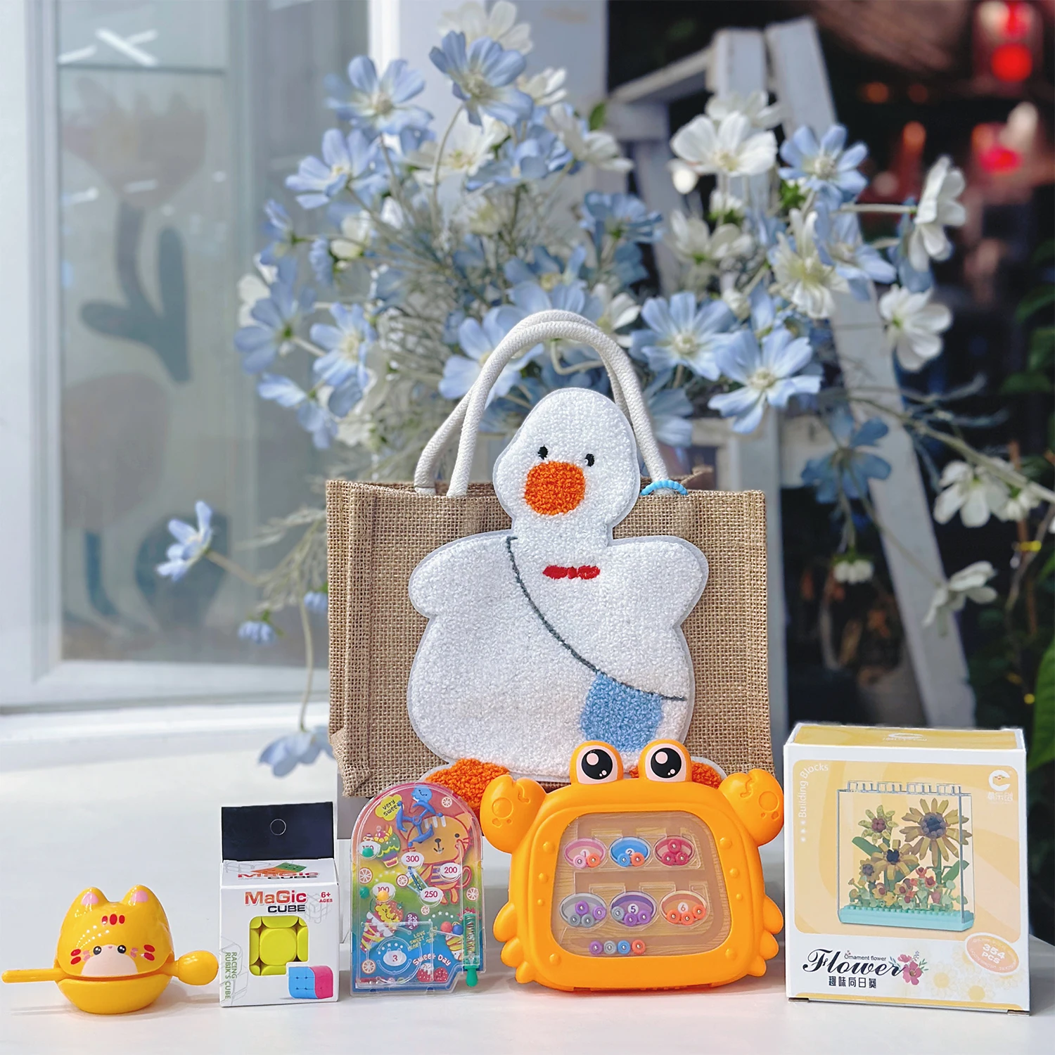 

Подарочный набор для детей «Утка» — большая сумка из мешковины с волшебным кубиком, пазлом в виде краба, набором для выращивания цветов и канцелярскими принадлежностями с героями мультфильмов