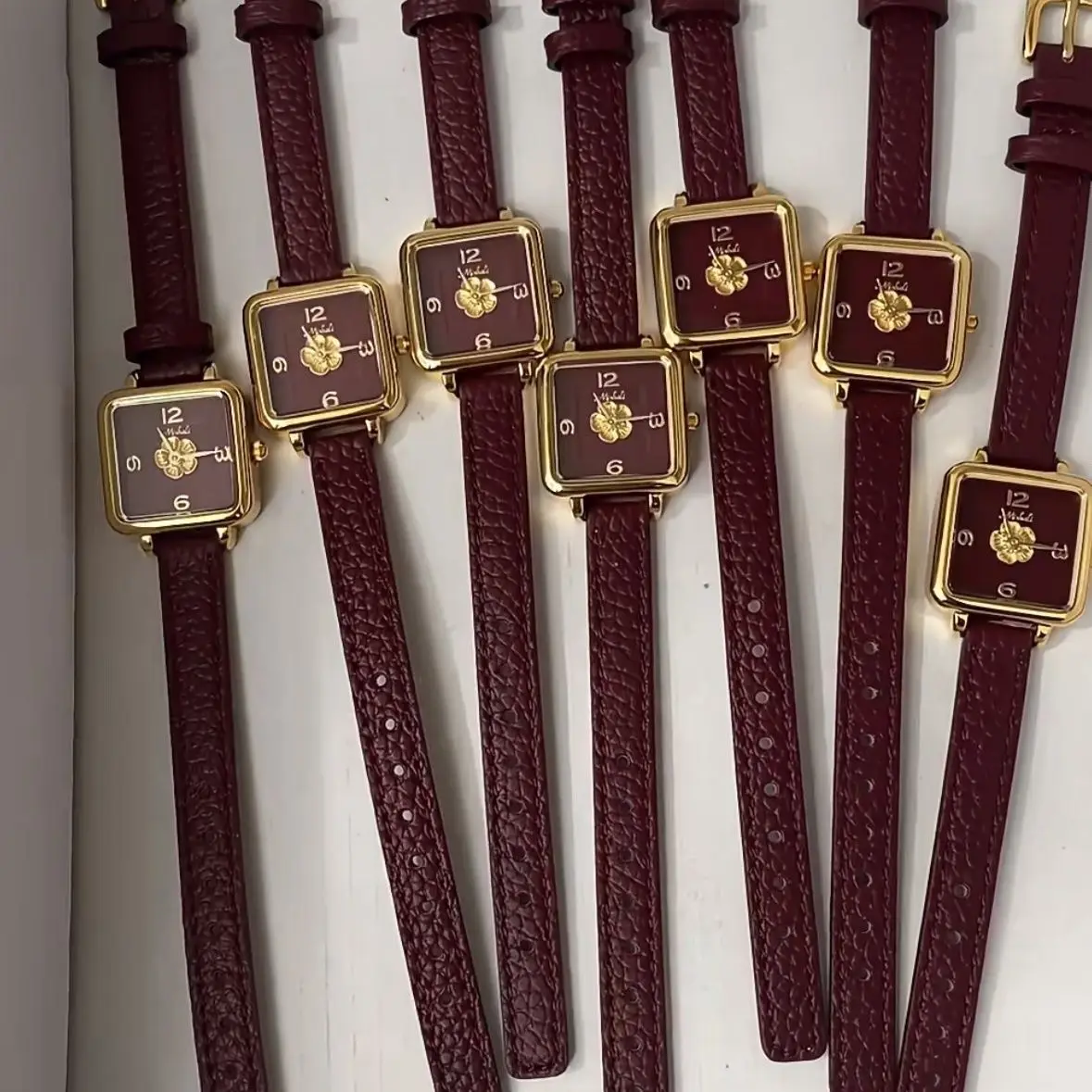 Jam Tangan Wanita Kuarsa Baru 2025 Jam Tangan Modis Retro Kulit Asli Elemen Camellia Cakram Persegi Merah Encore