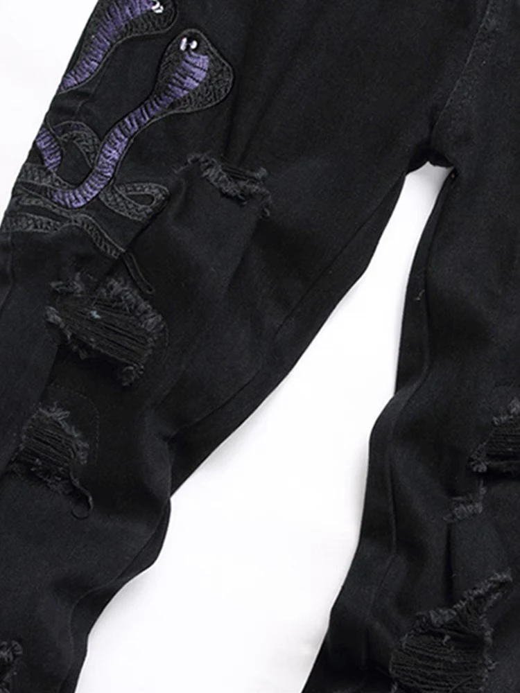 Celana Jeans Slim Fit Trendy Bla Hole Punching Pria dengan Bordir Ular yang Dipersonalisasi Celana Panjang Katun Elastis Denim Kasual untuk Remaja.