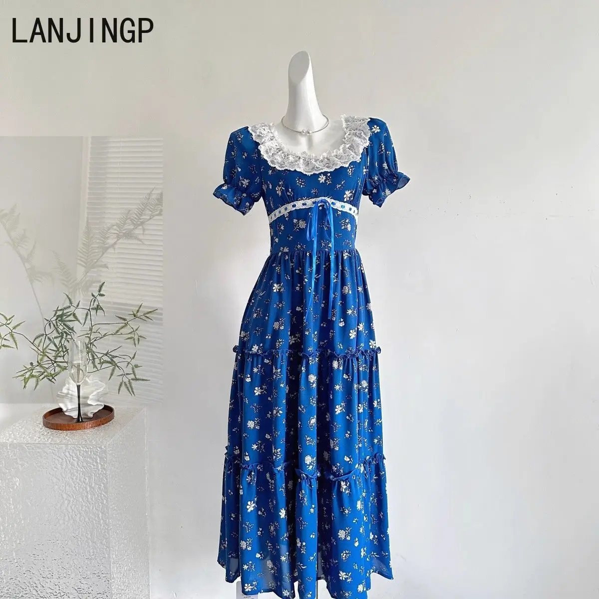 

Korean blue floral bubble sleeve dress for women's summer new design, thin waist splicing lace dress