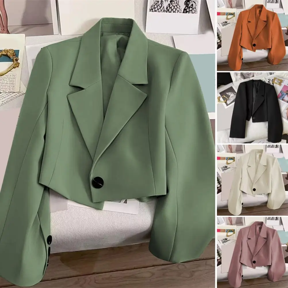 Długi, elegancki damski garnitur w jednolitym kolorze, zapinany na jeden guzik, w stylu casual business.