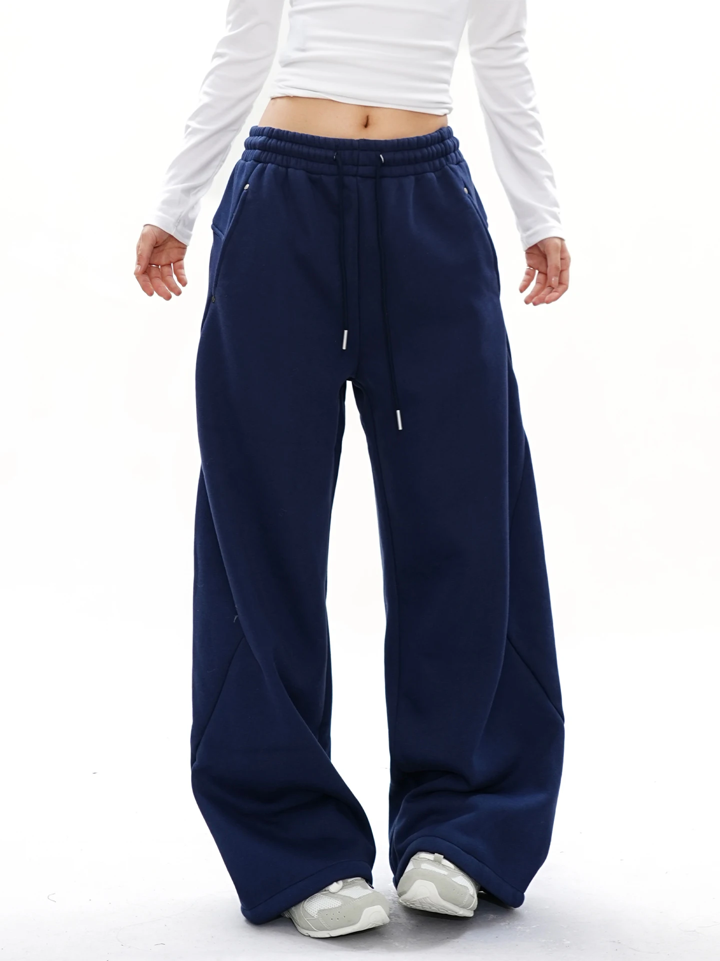 

Утепленные широкие брюки свободного кроя для женщин: комфортные, теплые, модные, в американском стиле