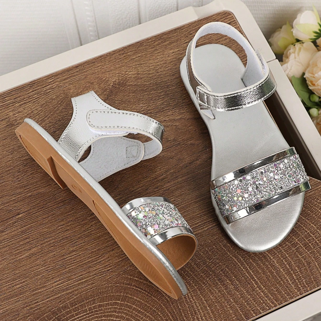 Kleinkind Mädchen Metallic-Leder-Sandalen 2026 Neue Sommer Kinder Offene Zehen Strand-Sandalen Rutschfeste Einfache Klassische Schul-Barfußschuhe – Detail 5