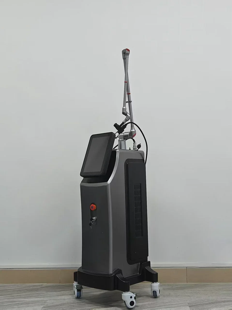 CO2 Fractional Laser Cutting Machine For Beauty Salon Senile Removal Professional Skin Tightening And Resurfacing Equipment