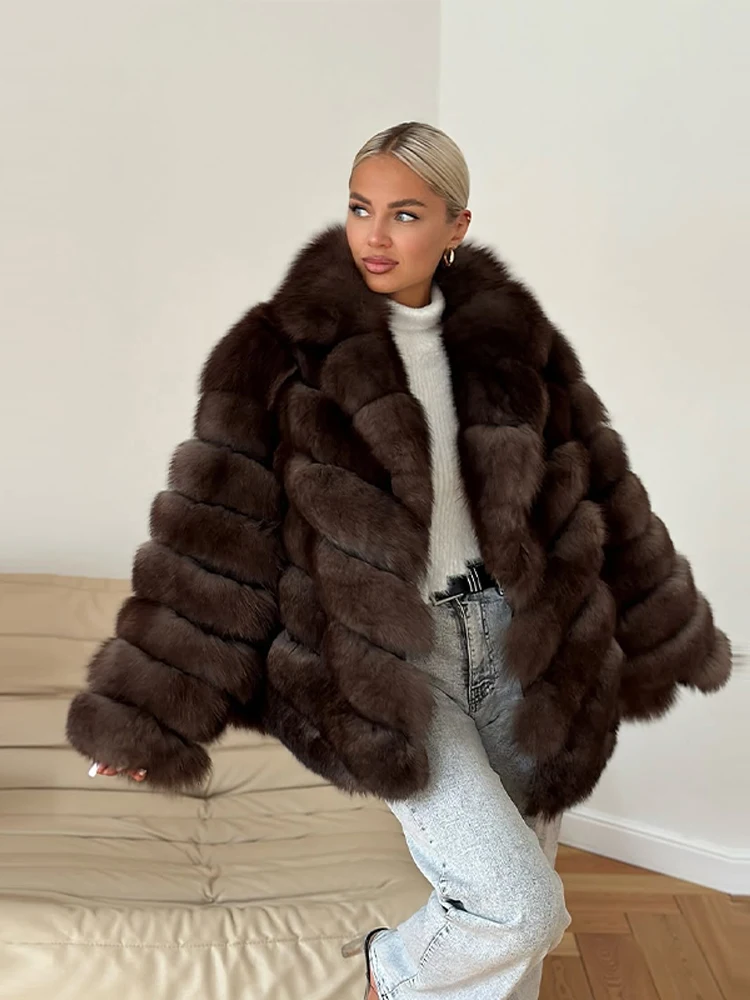 

Модные женские пальто из искусственного меха: роскошные, пушистые, с отложным воротником, длинными рукавами, утепленные, теплые куртки. Зимняя уличная мода 2025 для женщин.