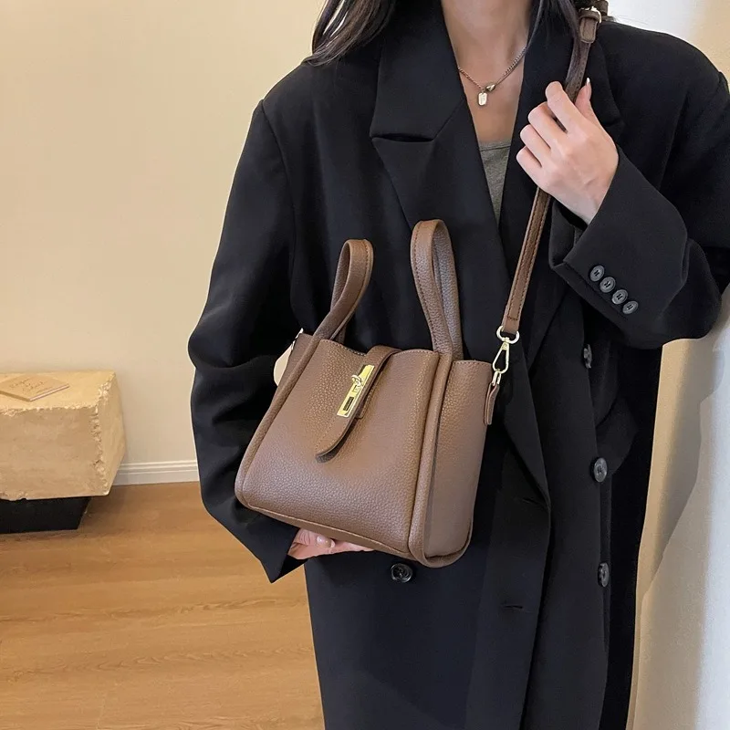 Long Ears Women's Bucket Bag Messenger Luxury Highend Vintage Oil Wax Leather Handheld Tote Bag Uni Ita Korean City Bag