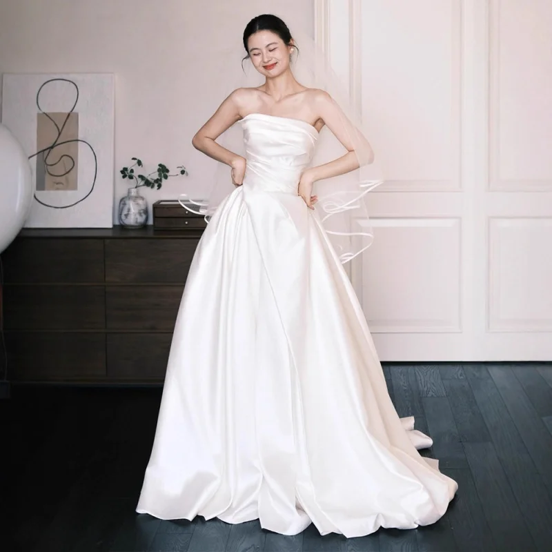 

French-style satin strapless light wedding dress for brides, simple and elegant, with a small white train, suitable for welcomin