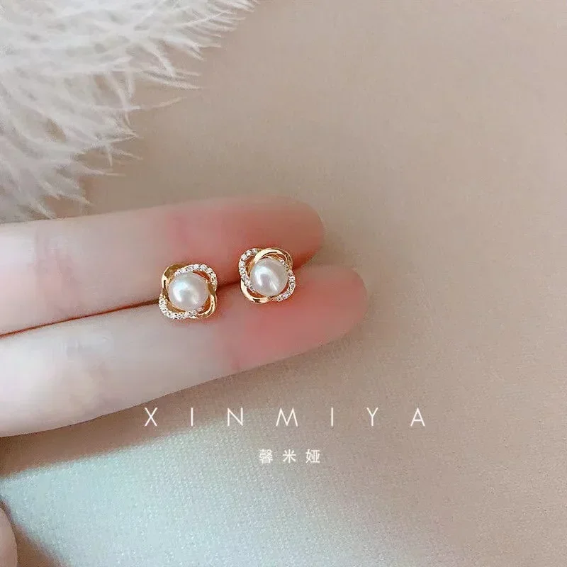 Pendientes de trébol de cuatro hojas con atmósfera de fragancia pequeña, diseño de nicho femenino, accesorios de sentido mayor, pendientes elegantes, superventas