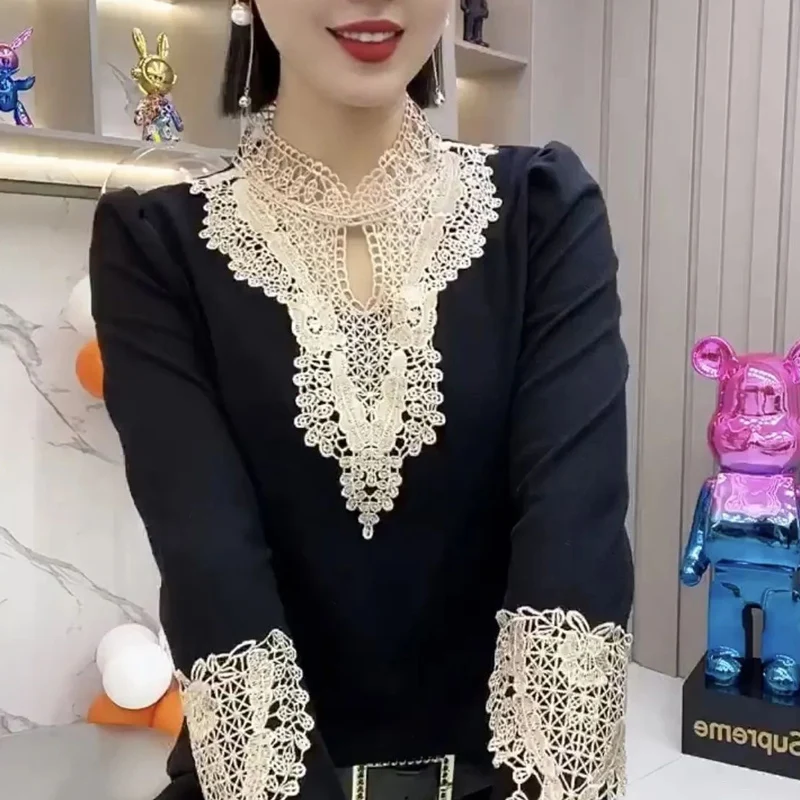 Blus renda tambal sulam wanita, atasan pullover lengan panjang gaya jalanan berongga ramping semua Cocok musim semi musim gugur elegan