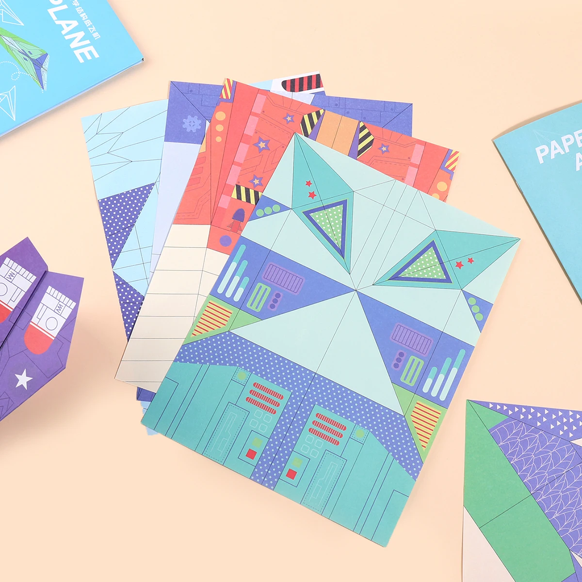 مجموعة من 36 رسمًا توضيحية لطائرة اوريغامي ملونة، تستخدم لإنشاء طائرات ورقية ثلاثية الأبعاد مختلفة (مع دليل تعليمات)