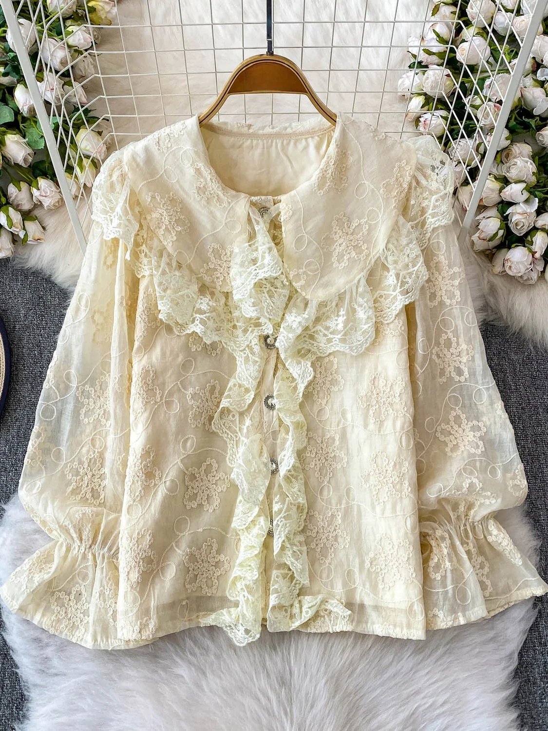 Koronkowy kołnierzyk typu doll collar, letni top damski z wysokiej półki, efektowny design, haftowany, rozkloszowany rękaw dzwonek, koreański styl, luźny...