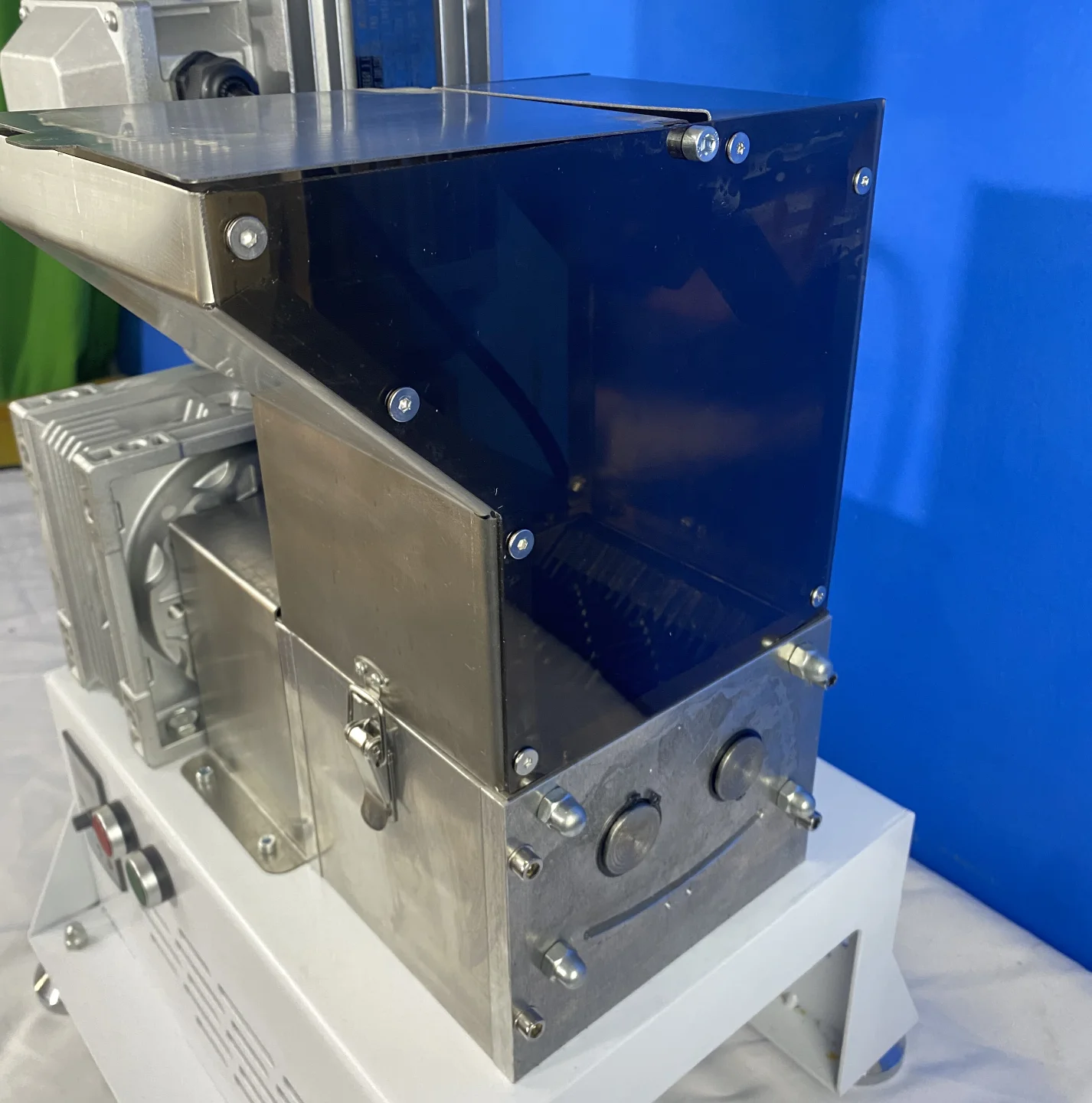 ماكينة تقطيع بلاستيك 220 فولت مناسبة للزجاجات البلاستيكية ومواد الطباعة ثلاثية الأبعاد PP PE ABS PLA PVC