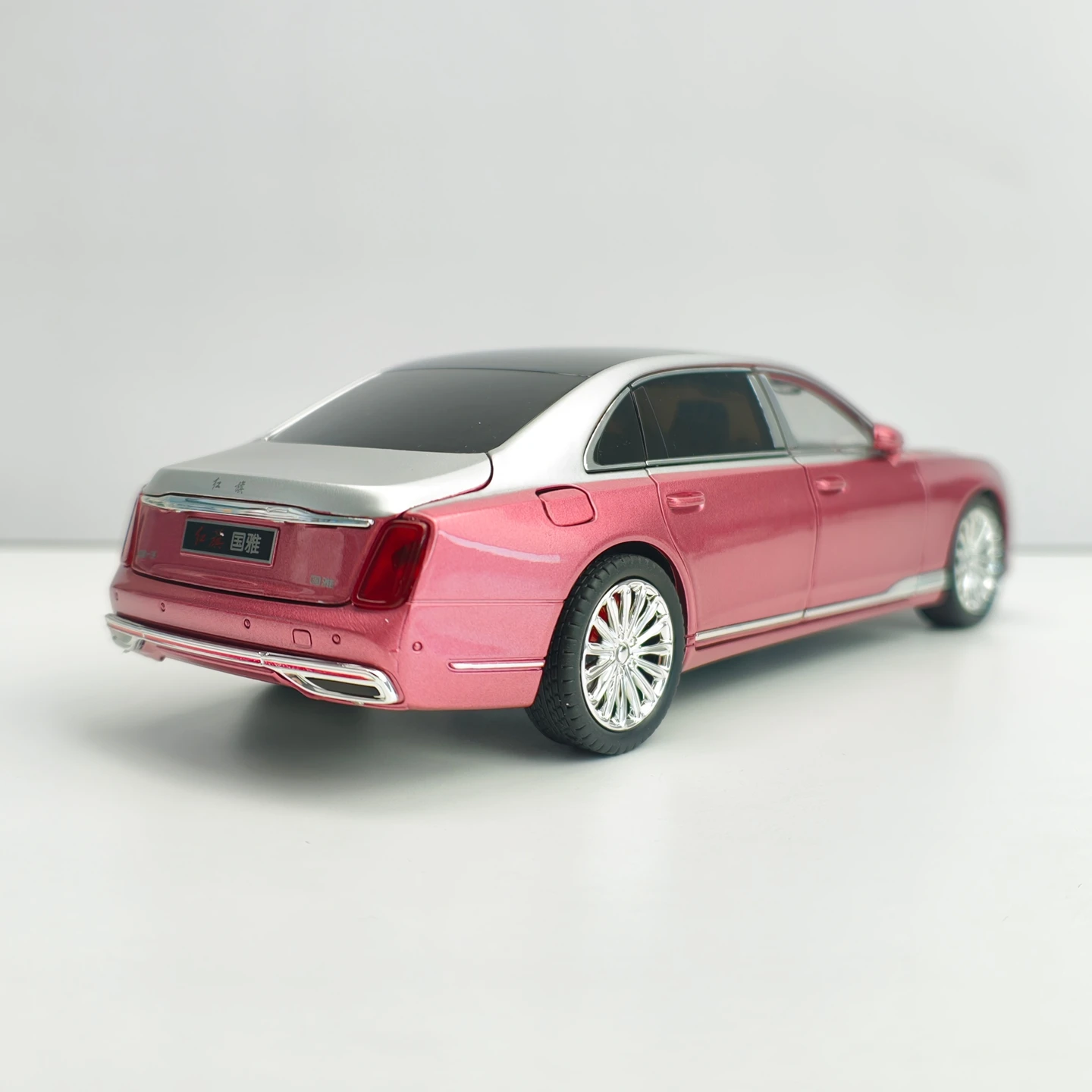 1: 24 Simulation Hong Qi Limousine Alloy Car Model Sound and Light Steering Shock Absorber Car Ornament Collection Gift