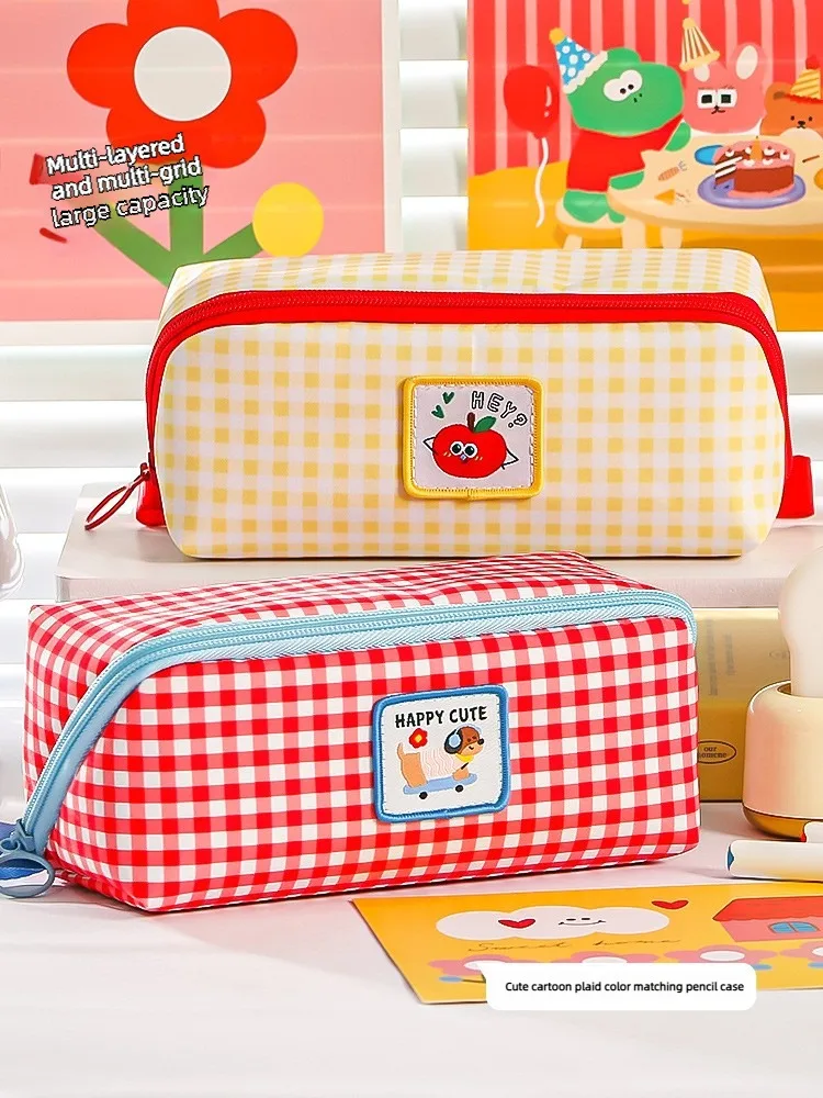 Niedliches kariertes Cartoon-Etui mit Apfelmotiv, großes Fassungsvermögen, Schreibwarentasche, ästhetisches Stiftetui für Schüler, Schule, Bürobedarf – Detail 1