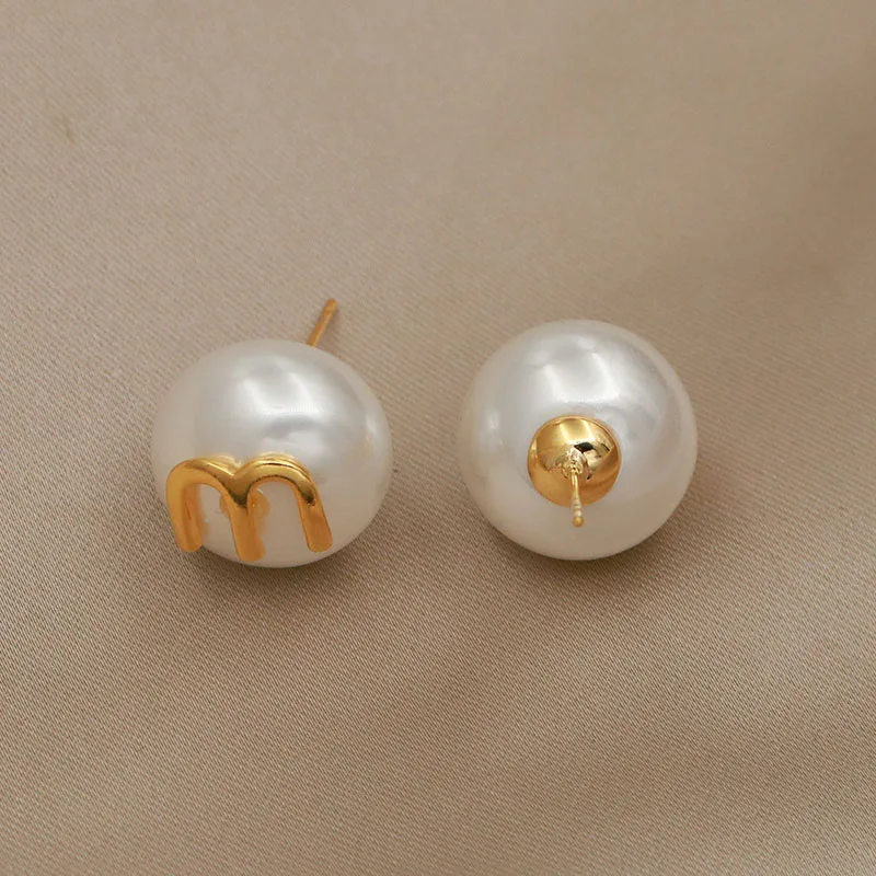 French Style Summer New Design High Quality  Niche Minimalist Pearl Letter M Light Luxury Earrings for Women Jewelry.