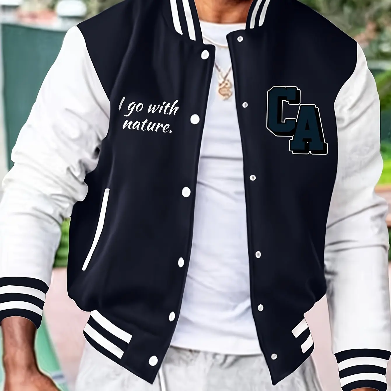 

Мужская легкая куртка с повседневным бейсбольным буквенным принтом, мягкая и дышащая ткань, свободная посадка, подходит для всех случаев