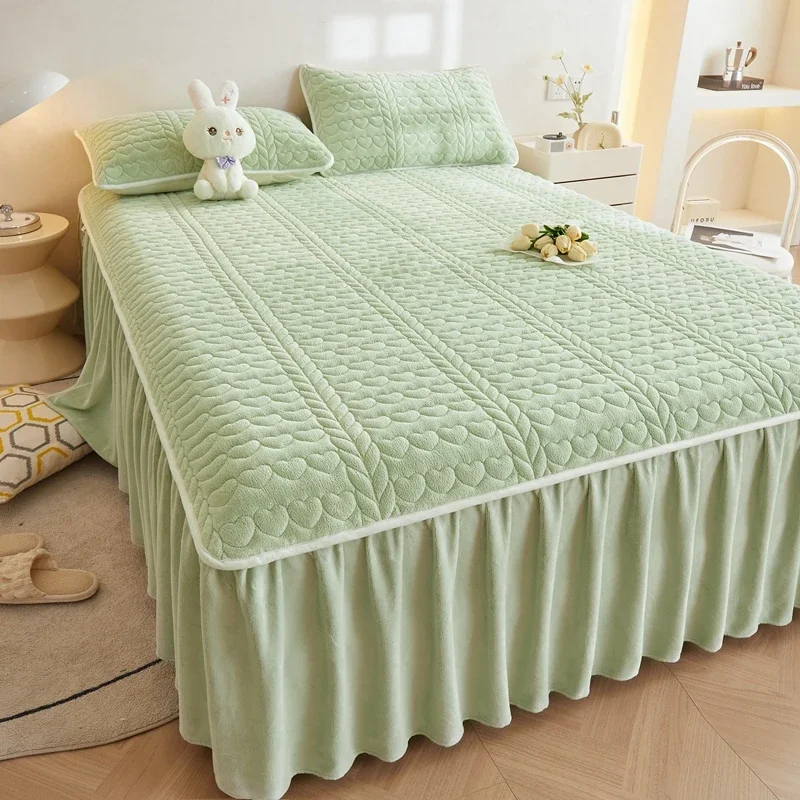 Simple wind thickened milk fleece bed skirt three-piece set warm in autumn and winter solid color fleece non-slip bed cover