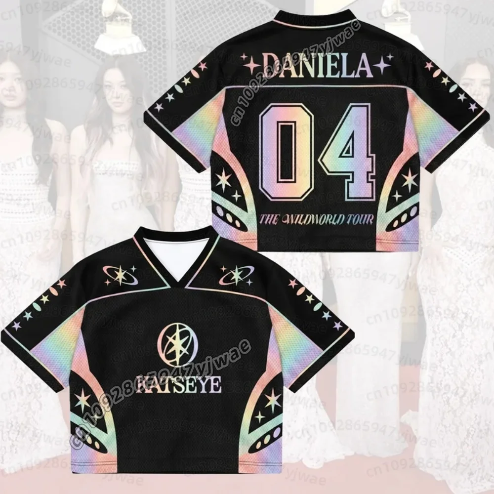 26 Sommer Purple Flame KATSEYE The Wild World Tour, gemischtes Mesh-Trikot, Merchandise, Geschenk für Manon-Fans, Trikot, T-Shirt für Kinder und Eltern. – Detail 6