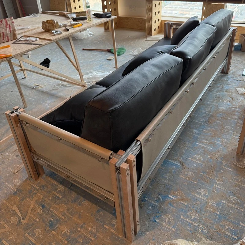 Eenvoudig en creatief berkenoceaanbord van aluminium profiel, fauteuil, vrijetijdsstoel in de woonkamer