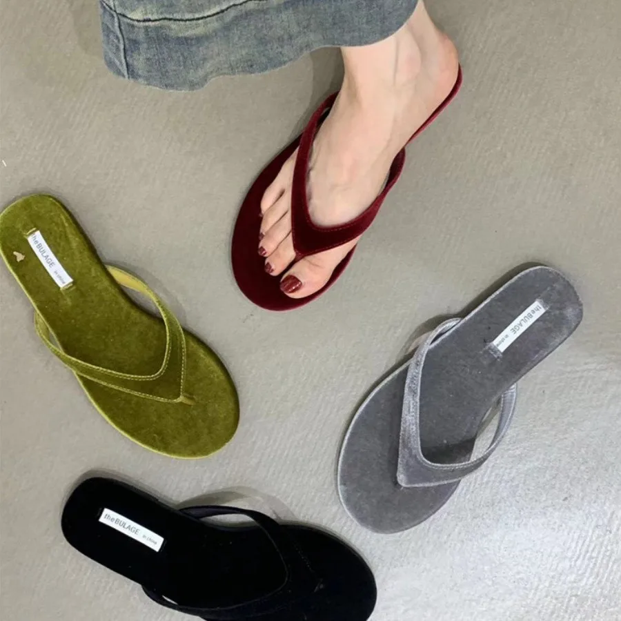 2024 Designer Summer Woman Slippers Fashion Clip Toe Flats Heel Silvery Ladies Outdoor Beach Shoes Flip Flop
