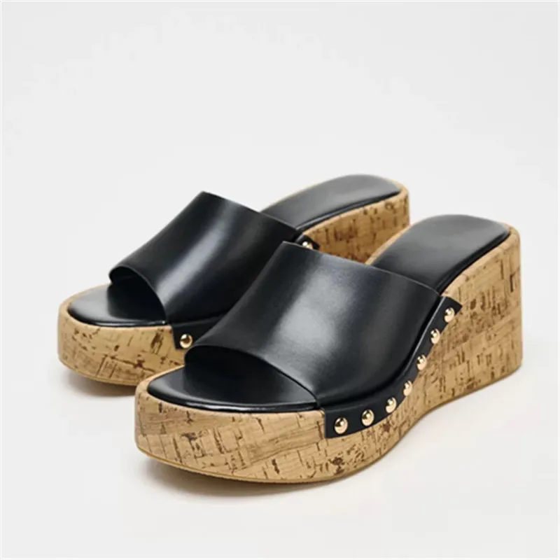 Zapatillas con remaches de Metal para mujer, sandalias con plataforma, zapatos informales de madera, zapatillas de suela gruesa, calzado para jardín, alta calidad