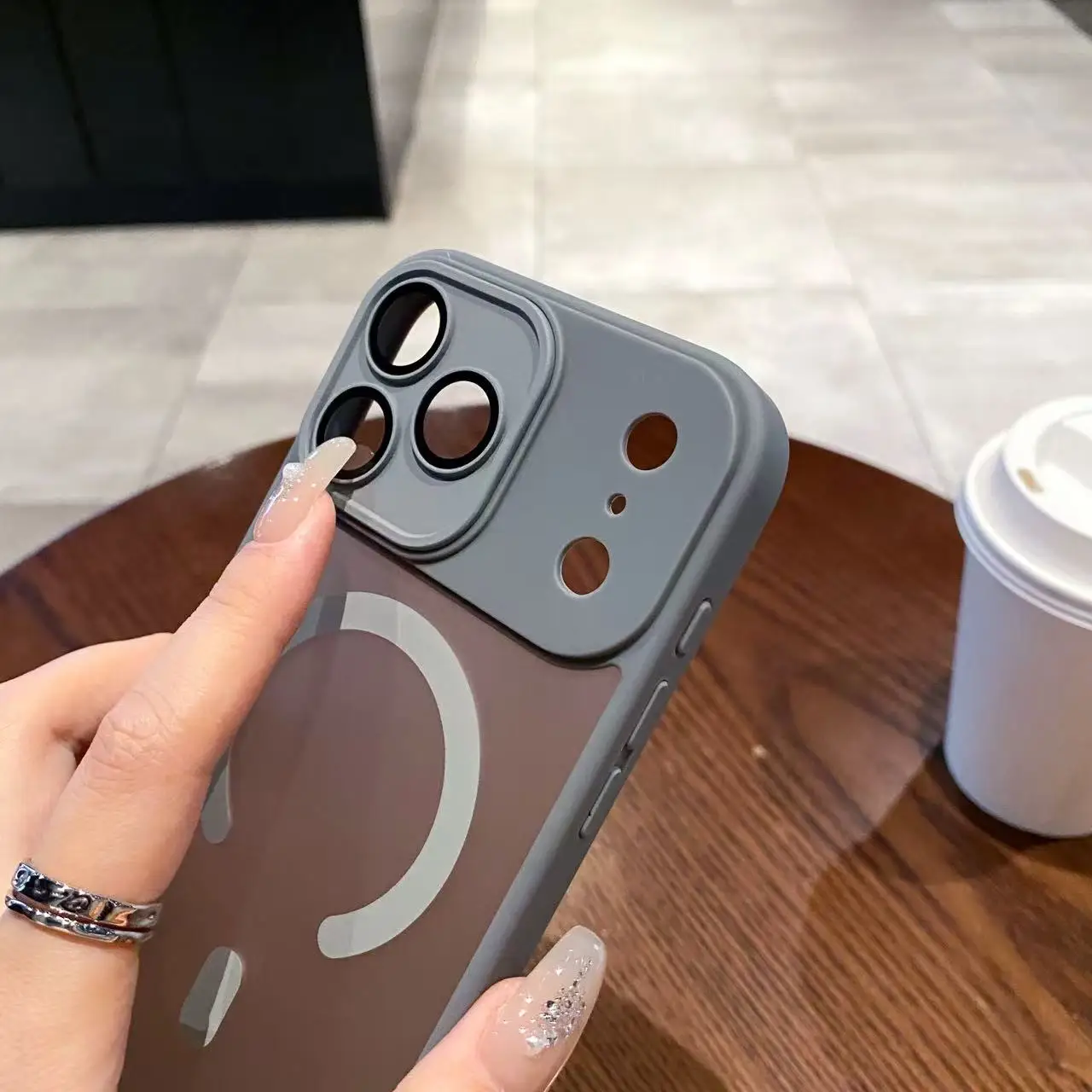 เคสใสแบบด้านสำหรับ iPhone 17 Pro Max รองรับ MagSafe ชาร์จไร้สายแบบแม่เหล็ก พร้อมป้องกันเลนส์สำหรับ iPhone 17 Air